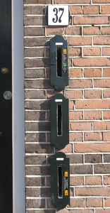 908470 Afbeelding van drie onder elkaar liggende staande metalen brievenbussen, naast de voordeur van het pand Admiraal ...